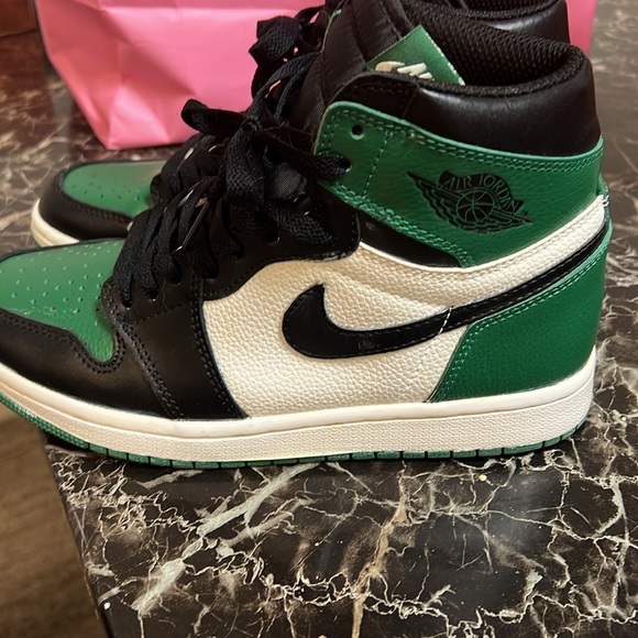 Jordan 1” Pine greens. Hi OG. Wellington negotiate reasonable offers. - Picture 2 of 7